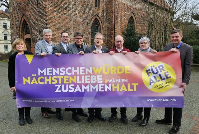 Die leitenden Geistlichen aus dem Elbe-Weser-Raum werben mit Wahlkampagne (v.li.): Susanne Wendorf-von Blumröder , Michael Blömer, Albrecht Preisler, Martin Krarup, Hans Christian Brandy, Marc Wischnowsky, Jutta Rühlemann und Carsten Stock | Foto: Sprengel Stade