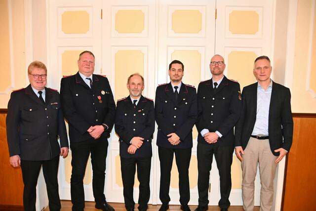 Beförderte und Gratulanten (v. li.):Gemeindebrandmeister Jörn Petersen, Christian Lühr, Michael Ole Nielsen, Christian Zschuckelt, stellv. Ortsbrandmeister Rainer van Goer und Samtgemeinde-Bürgermeister Jens Köster | Foto: Mathias Wille
