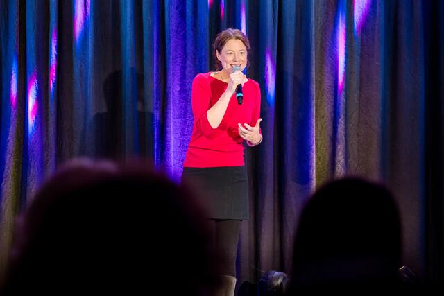 Die frühere Jesteburgerin Silke Bryant sprach auf der Bühne zwei Minuten lang überzeugend über Glück | Foto: Timo Dietz