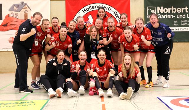 Das jubelnde Team des TuS Jahn Hollenstedt mit Trainer Karsten Käding nach dem sensationellen 22:22-Remis gegen Spitzenreiter VfL Stade | Foto: cc