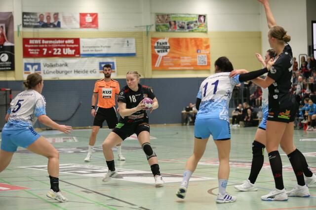 Antonia Pieszkalla (am Ball) von den Handball-Luchsen wurde als "Spielerin des Tages" ausgezeichnet | Foto: cc