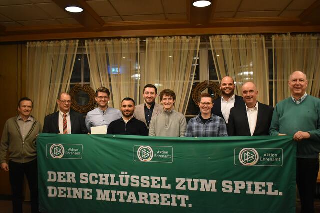 Geehrte und Gratulanten (v.li.): Kai Lehmann (Vize-Vorsitzender), Mario Reising (Ehrenamtsbeauftragter), Tim Lahse, Ahmad Souliman, Jean Künzel, Janko Hinrichs, Natalie Pawlak, Steffen Raida (Kreisschatzmeister), Frank Dohnke (Kreisvorsitzender), und Mario Leder (Vize-Vorsitzender)
 | Foto: Yasemin Heigwer