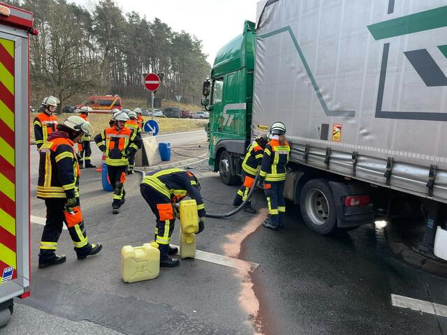 Einen größeren Umwelteinsatz mussten am Sonnabendmittag die Freiwilligen Feuerwehren Ramelsloh und Maschen an der Autobahnanschlussstelle Ramelsloh absolvieren. Nach einem Verkehrsunfall wurde der Dieseltank eines LKW aufgeschlitzt, wodurch größere Mengen Dieselkraftstoff ausliefen | Foto: Freiwillige Feuerwehr Seevetal (C. Cohrs)