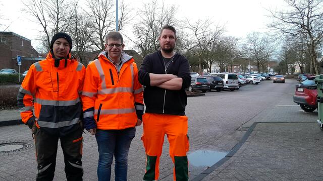 Claas Brüggemann (Mitte) von den Kommunalen Betrieben Stade hat mit seinen Kollegen in den vergangenen Wochen für mehr Licht und bessere Sicht am Parkplatz Hospitalstraße gesorgt | Foto: Hansestadt Stade