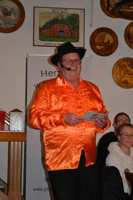 Kaum war das orangefarbene Hemd angezogen, schlüpfte Bernd Gätjens in seine Rolle als Spielleiter und bewies echte Entertainment-Qualitäten | Foto: bim