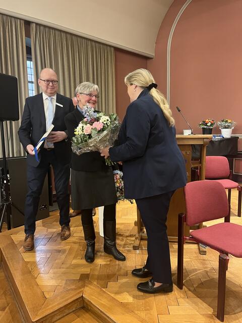 Glückwünsche und Blumen für Susanne von Hennig. | Foto: Sandra Polenz