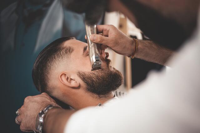 Ein Barbier darf laut Handwerksordnung Barthaare schneiden, rasieren und trimmen sowie Ohr- und Nasenhaare entfernen Sobald er auch Friseurdienstleistungen anbietet, benötigt er die dafür erforderliche Meisterqualifikation | Foto: Adobe Stock / Andrii