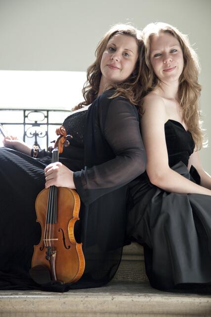 Die Schwestern Maike und Ricarda Schmersahl gestalten das Konzert auf Violine und Klavier  | Foto: Alexander Kagan