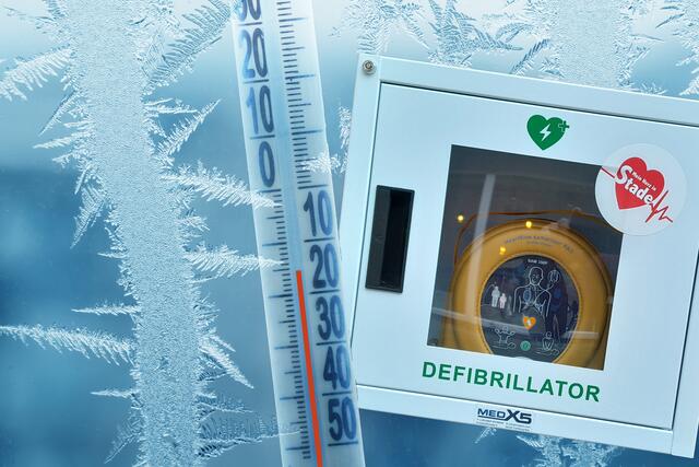 Die Kästen für die Defibrillatoren in der Stader Altstadt sind offenbar nicht kälteresistent. Sie mussten abgebaut werden | Foto: Adobe Stock/andrei310; Hansestadt Stade