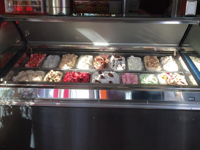 Die wöchentlich wechselnden Eissorten erfreuen die Stammkundschaft Jahr für Jahr aufs Neue | Foto: Leifker