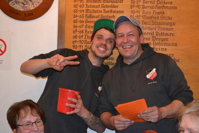 Vorsitzender Florian Klug (li.) und Kassierer Jens Kahl übernahmen gemeinsam mit weiteren Mitgliedern den Verkauf der Bingo-Karten | Foto: bim