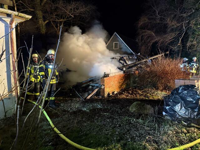 Feuerwehreinsatzkräfte bei der Brandbekämpfung am Carport | Foto: Feuerwehren SG Oldendorf-Himmelpforten