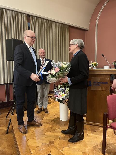 Der Bürgermeister persönlich gratuliert Susanne von Hennig. | Foto: Sandra Polenz
