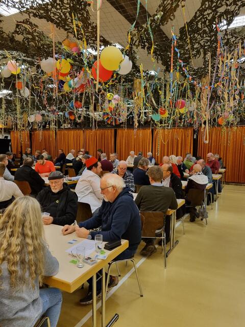 Das Kartenspielen in der Dorfhalle zum Faslamsauftakt war gut besucht | Foto: Sabrina Kreß