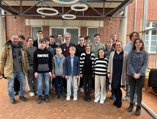Die Teilnehmer des Stader Athenaeums am diesjährigen Wettbewerb von "Jugend forscht".  Als Ganzes gewann das Stader Team den Schulpreis von "Jugend forscht"  | Foto: Athenaeum