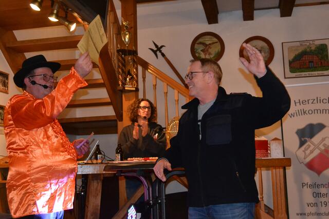Der Erlös der Bingo-Jubiläums-Show kommt der Jugendfeuerwehr Otter zugute. Der stv. Ortsbrandmeister Thorsten Beirau (re.) war mit einer starken Abordnung der Jugendfeuerwehr vertreten | Foto: bim