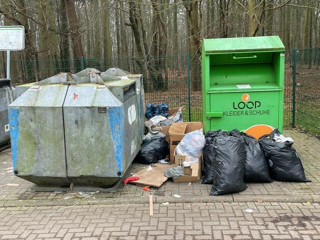 Zwischen den Containern wird regelmäßig säckeweise illegal Müll entsorgt | Foto: Walter Kühlke