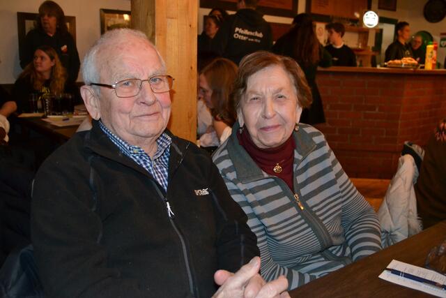 Gerd Mamerow, der 23 Jahre lang Pfeifenclub-Kassierer und häufig Co-Moderator der Bingo-Show war, kam mit seiner Frau Erika | Foto: bim