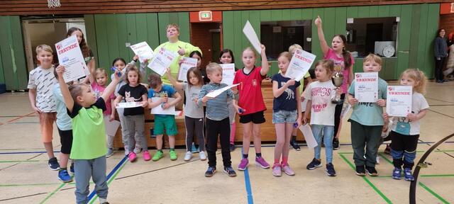 Präsentieren stolz ihre Urkunden  | Foto: ig