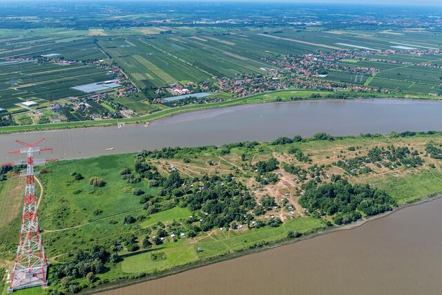 Der Campingplatz umfasst den nordwestlichen Bereich der Elbinsel Lühesand. Viele Dauercamper haben sich auf dem Areal geradezu häuslich eingerichtet | Foto: Martin Elsen/nord-luftbilder.de
