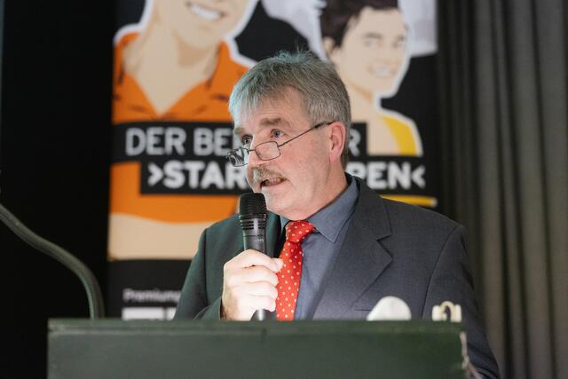 Berufsschullehrer Uwe Hagedorn gratuliert | Foto: Christian Boldt Photography/ christianboldt.com