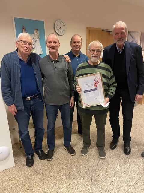 Beio der Ehrung (v. li.): Horst Oetjen, Lothar Schlaack, Vorsitzender der Töster Sänger, Ralf Lehnert, Chorleiter der Töster Sänger, Herbert Gania und Kreischorverbandsvorsitzender Bernhard Rieckmann | Foto: Töster Sänger