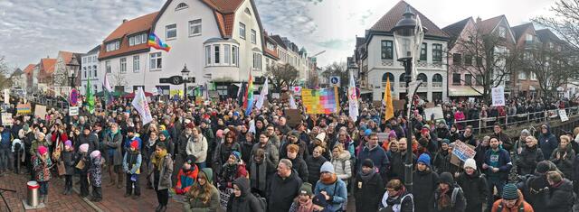 Buntes Buxtehude: Rund 1.500 Menschen versammelten sich in der Innenstadt, um für die Demokratie einzustehen | Foto: Lesprenger