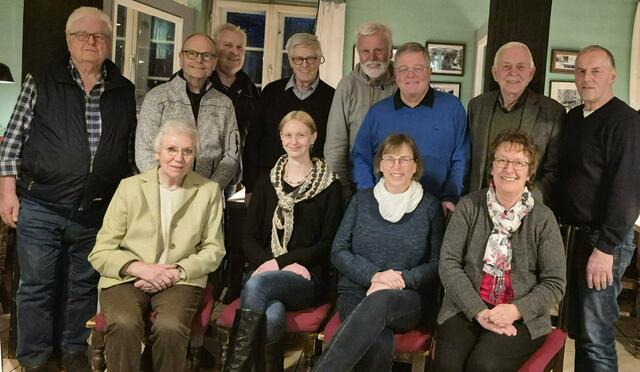 Nahmen am plattdeutschen Netzwerk-Treffen teil: (hi., v. li.) 
Heinz Mügge, Walter Marquardt, Friedhelm Schneider, Ernst Golsch, Hans-Hermann Putensen, Uli Wellmann, Dr. Heinz Harms und Hans-Hinrich Kahrs sowie (vorne, v. li.) Hanni Schulz, Annika Liebig, Isa Steffen und Astrid Sitarz | Foto: Verein "För Platt"