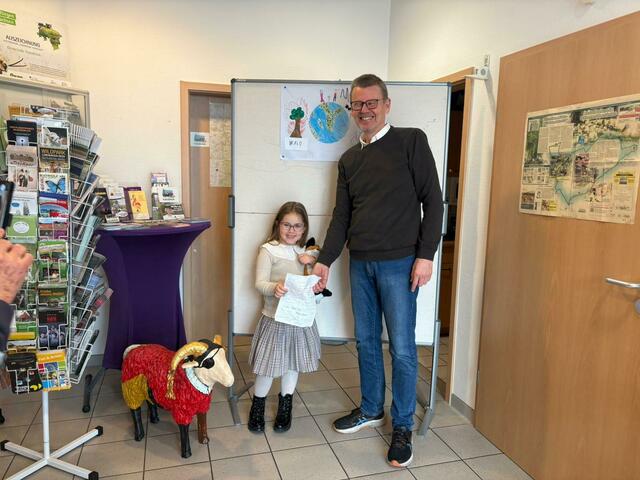 Elisa bei der Übergabe der Unterschriftenliste an Bürgermeister Uwe Blanck | Foto: Helmut Westphal