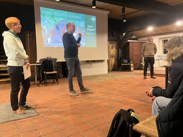Landwirt Jochen Hartmann (Mi.) berichtete von seinen Erfahrungen, Petra Finnern und Christoph Kröger (beide Grüne) moderierten | Foto: Karl-Heinz Glaeser