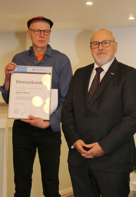 Ehrung von Oberstudienrat Michael Bevers (li.), Helmut Bardenhagen Lehrlingswart Feinmechaniker) gratuliert