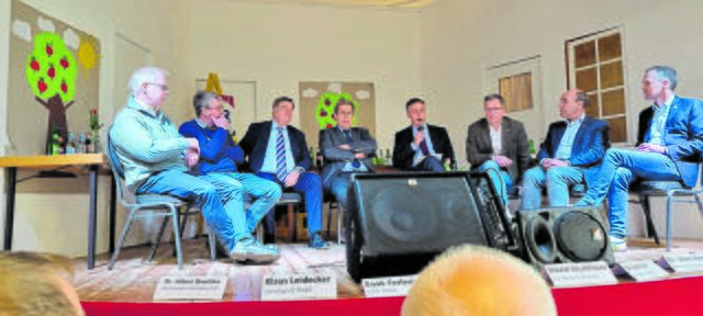 Zu den Teilnehmenden beim "Dorftreff" in Balje gehörten Landrat Kai Seefried (3. v. re.), Europa-Abgeordneter David McAllister (4. v. re.) und Bundestagsabgeordneter Enak Ferlemann (3. v. li.)  | Foto: ig