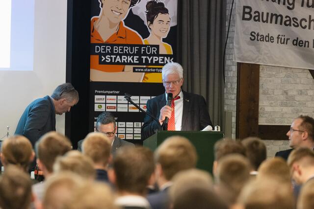 Altgeselle Wilfried Buck erhebt die jungen Azubis in den Gesellenstand. | Foto: Christian Boldt Photography/ christianboldt.com