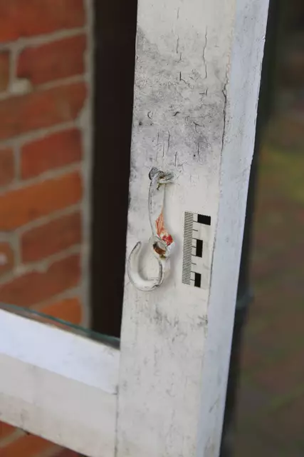 Am Fenster klebt Blut von einem Einbrecher, der sich bei der Tat offensichtlich verletzt hat | Foto: ce