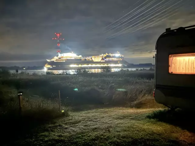 Bunte Lichter in der Nacht: Ein großes Kreuzfahrtschiff passiert Lühesand auf dem Weg nach Hamburg | Foto: Andre Hellwig