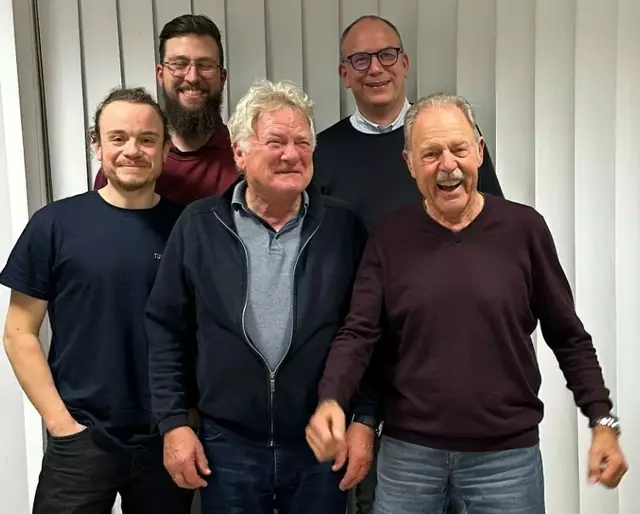 Der neue Vorstand und die beiden Jubilare (hinten): Fabian Carlino (li.) und Janos Dohr, (vordere Reihe von li.): Kevin Ott, Werner Hartmann und Peter Röpke | Foto: TUW Nordland