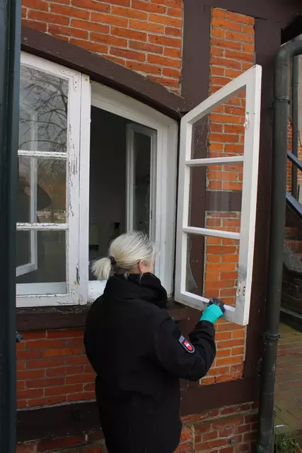 Eine Kriminaltechnikerin der Polizei bei ihrer Arbeit am Tatort | Foto: ce