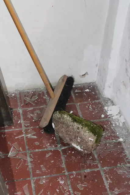 Mit zwei Felssteinen wurden die Fenster an den Kircheneingängen eingeworfen | Foto: ce