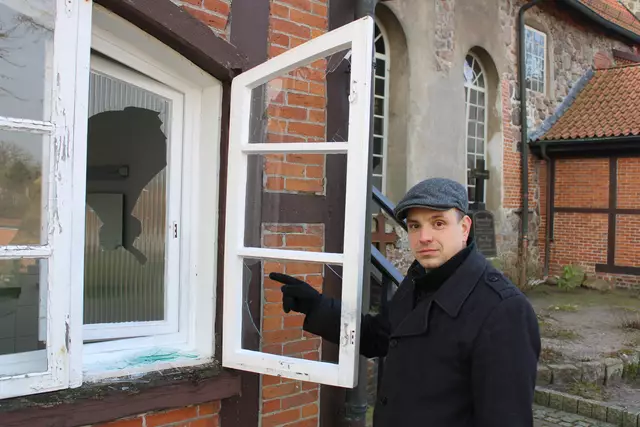 Pastor Martin Alex zeigt das eingeschmissene Fenster am Hintereingang, wodurch der oder die Einbrecher ins Innere gelangten | Foto: ce