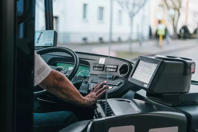 Manche Busfahrer der KVG haben im Umgang mit der HVV PrepaidCard offenbar Schwierigkeiten mit der Bedienung des Bezahlterminals (Symbolbild)  | Foto: Adobe Stock/Aleksander