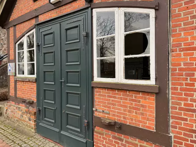 Durch das eingeschlagene Fenster am Vordereingang versuchten der oder die Einbrecher vergeblich, in die Kirche zu gelangen | Foto: Martin Alex