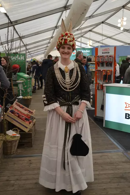 Die Altländer Blütenkönigin Linn Schuback besuchte die Norddeutschen Obstbautage in Jork 