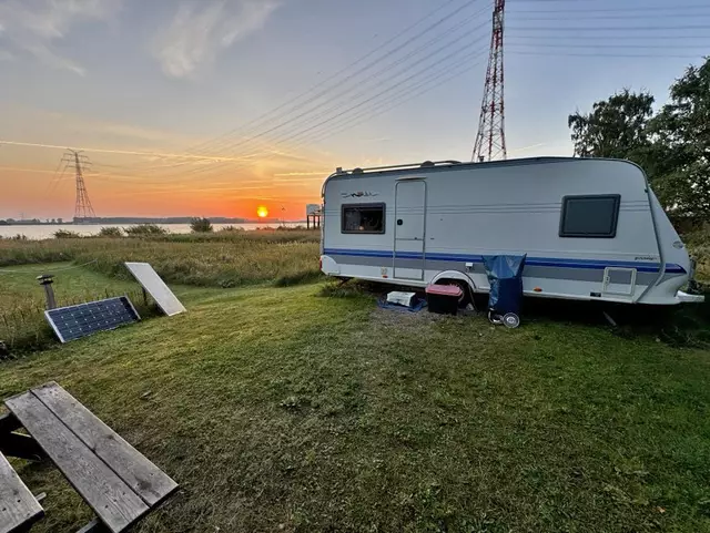 Naturnahes Campen mit Stromversorgung per Solarpanel und Wasser aus dem Kanister: Das wollen viele Dauercamper auf Lühesand so beibehalten. Doch die neuen Pächter haben andere Pläne für die Zukunft  | Foto: Andre Hellwig