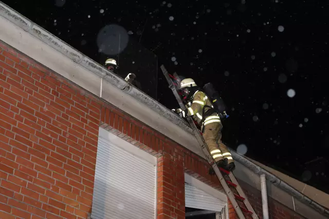 Die Feuerwehrleute nahmen Löscharbeiten im und um das Haus vor, dabei arbeiteten sie sich auch über das Dach vor | Foto: Feuerwehr Stade/Stefan Braun