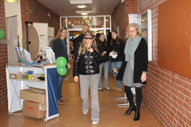 Am Stand der BBS können die Besucher und Besucherinnen mit einer Rauschbrille den Rauschzustand testen