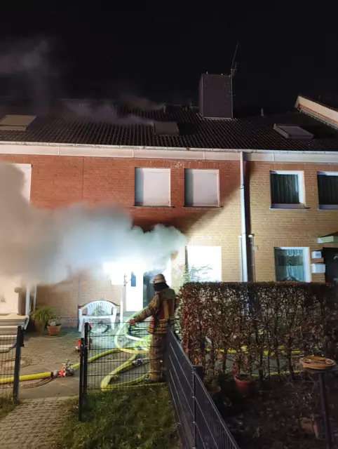Die Löscharbeiten dauerten etwa eine Stunde | Foto: Feuerwehr