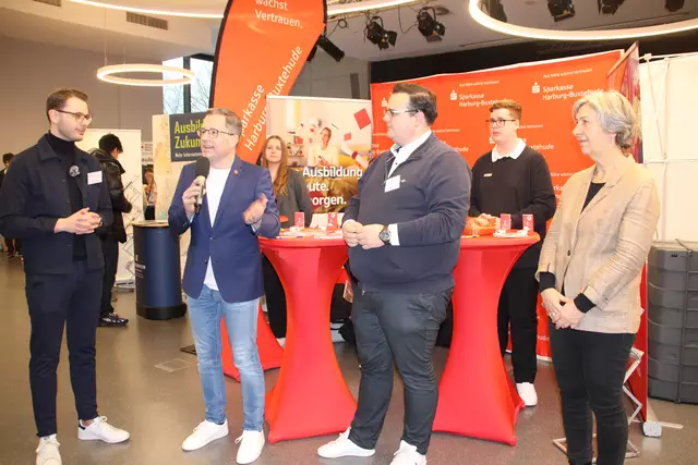 Landrat Kai Seefried weist auf die Bedeutung der Buxtehuder Ausbildungsmesse für die Wirtschaft hin