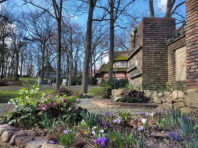 Frühlingsboten: Am Ehrenmal am Niedersachsenplatz erscheinen bald die ersten Krokusse - wie im vergangenen März | Foto: pöp