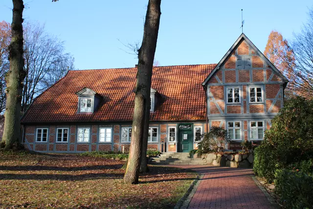 Verwaltungssitz auf dem Hügel: das Neue Rathaus am Niedersachsenplatz | Foto: pöp