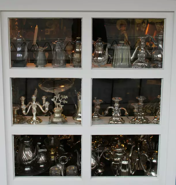 Versilberte Kannen und Kandelaber im Fenster des "Sammanns Hus" glitzern bis auf die Straße | Foto: pöp